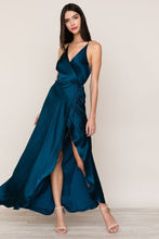 Cargar imagen en el visor de la galería, Vestido Satinado, Abierta en pierna, escote en V/ Noche/Madrina / Bridesmaid V neck dress with slit