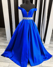 Cargar imagen en el visor de la galería, Vestido Princesa, Off shoulders con cinto de cristal y abierto en pierna / Graduación/  Off shoulders Princess Prom Dress with crystal belt and slit