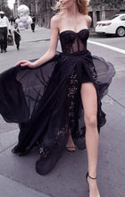 Cargar imagen en el visor de la galería, Vestido Princesa Strapples 2 piezas Transparencia en torso, Copa preformada, Abierta en pierna/ Graduación//Strapless high low Prom Dress with slit