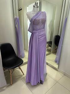 ALE vestido Recto, abierta en pierna, asimétrico, torso con cristal tipo swarovski.