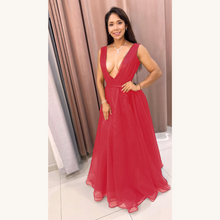 Cargar imagen en el visor de la galería, Vestido largo princesa escote v profundo
