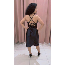 Cargar imagen en el visor de la galería, Vestido midi negro espalda descubierta tirantes escote V
