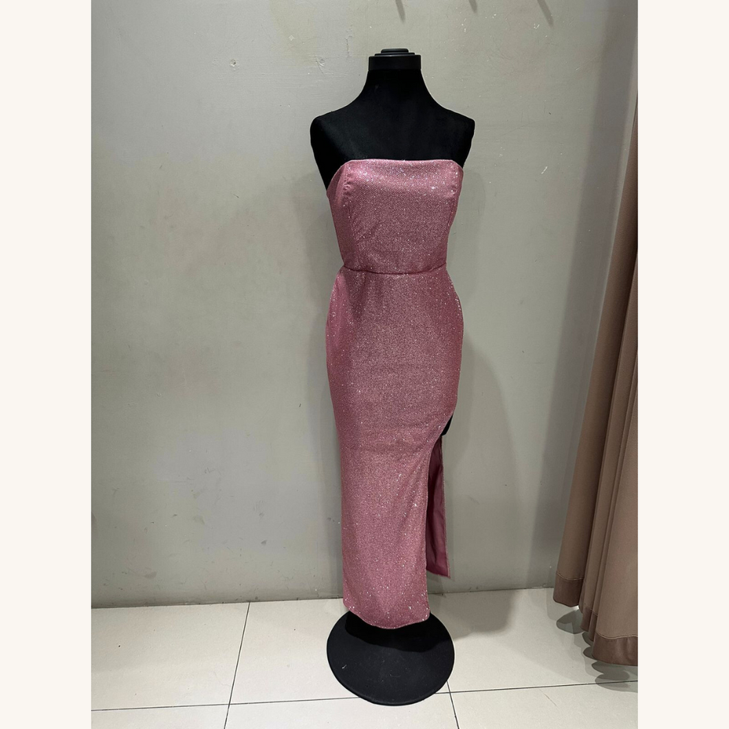 Vestido largo recto ajustado strapless abierta en pierna glitter