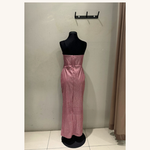 Cargar imagen en el visor de la galería, Vestido largo recto ajustado strapless abierta en pierna glitter
