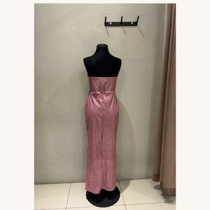 Vestido largo recto ajustado strapless abierta en pierna glitter