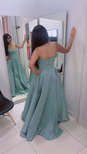 Cargar imagen en el visor de la galería, Vestido largo princesa strapless con bolsillos abierta en pierna
