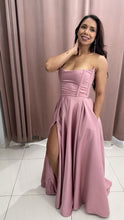 Cargar imagen en el visor de la galería, Vestido largo princesa corset strapless con bolsillos abierta en pierna
