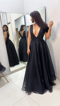 Cargar imagen en el visor de la galería, Vestido largo princesa escote v profundo
