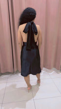 Cargar imagen en el visor de la galería, Vestido midi negro espalda descubierta halter escote V
