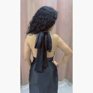 Vestido midi negro espalda descubierta halter escote V