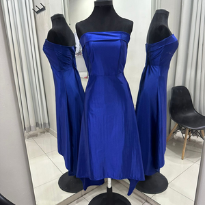 Vestido midi strapless línea A escote recto