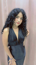 Cargar imagen en el visor de la galería, Vestido midi negro espalda descubierta halter escote V
