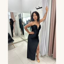Cargar imagen en el visor de la galería, Vestido largo recto ajustado strapless escote v abierta en pierna
