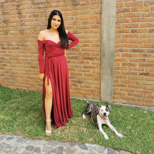 Vestido largo recto manga larga hombros descubiertos abierta en pierna