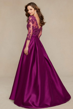Cargar imagen en el visor de la galería, Vestido Princesa, Escote en V frente y espalda, De encaje con manga mamá de la novia/  Princess evening dress with sleeves, mom of the bride

