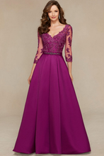 Cargar imagen en el visor de la galería, Vestido Princesa, Escote en V frente y espalda, De encaje con manga mamá de la novia/  Princess evening dress with sleeves, mom of the bride
